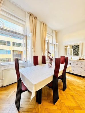 Apartamento básico | Cocina privada | Frigorífico, microondas, horno y placa de cocina