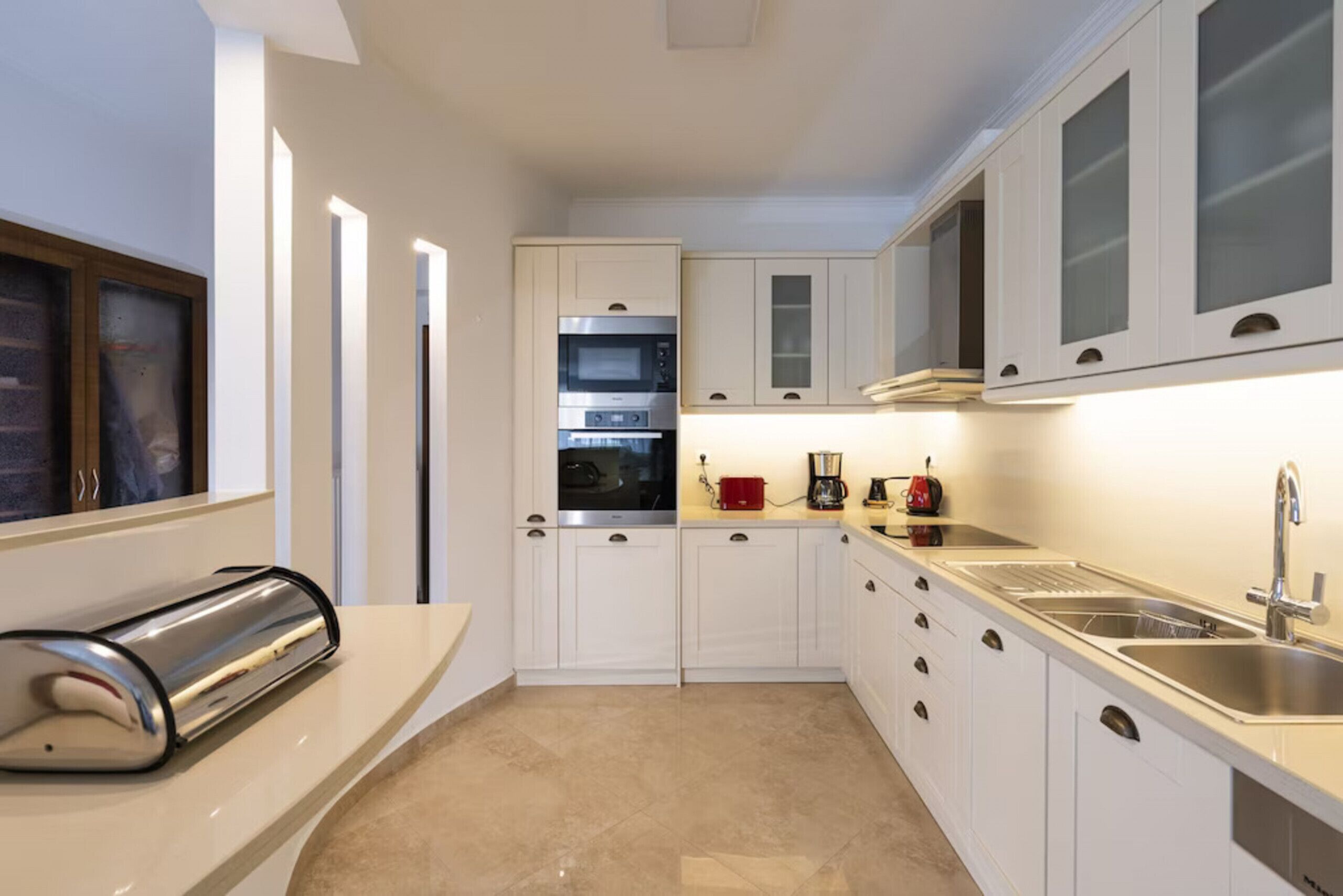 Mikrowelle, Geschirrspüler, Wasserkocher mit Kaffee-/Teezubehör