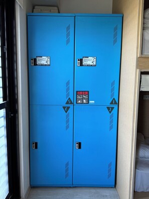 Een blauwe opslagunit met genummerde vakken, elk voorzien van een symbool en een nummer.