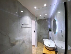 Apartamento, 3 quartos, para fumantes, 2 banheiros | Banheiro | Chuveiro, toalhas de banho