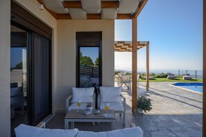 Ein moderner Außenbereich mit Pool und Meerblick.