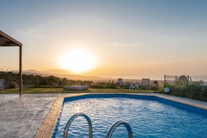 A swimming pool with a view of the sunset and mountains in the background. - Jason Panorama Villa 2 (Rethymno)