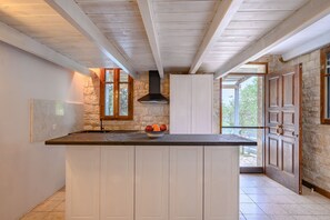 Microwave, dishwasher, coffee/tea maker, high chair - Rogalida Villa (Agios Vasileios)