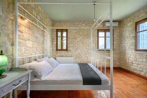 2 bedrooms, free cots/infant beds, bed sheets - Rogalida Villa (Agios Vasileios)