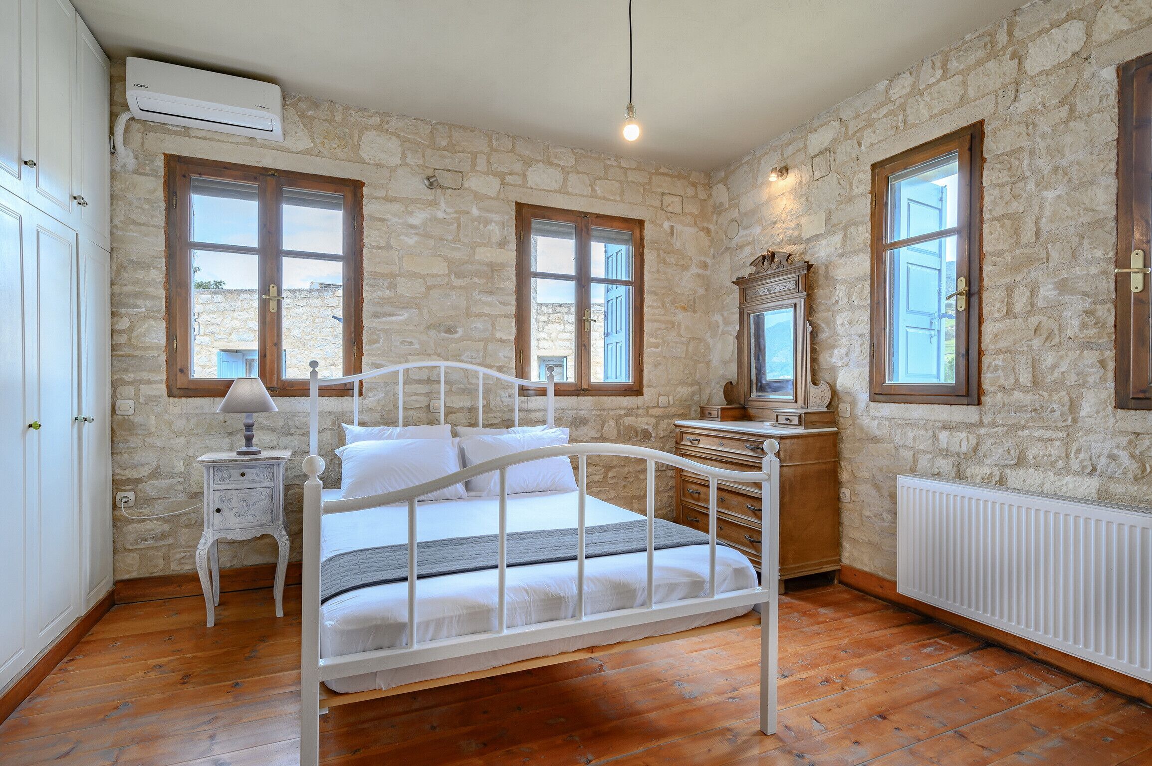 2 dormitorios, cunas gratuitas, ropa de cama