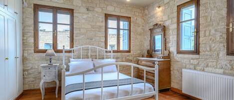 2 bedrooms, free cribs/infant beds, bed sheets