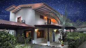 Exterior - Sunset Villa, Comfortable House Steps From the Beach (Parrita)