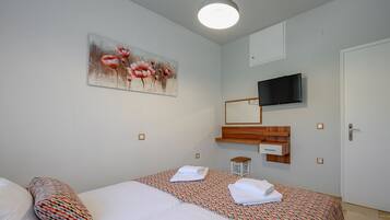 4 bedrooms, free cribs/infant beds, bed sheets