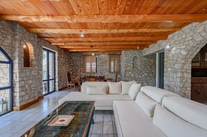 Villa, 5 habitaciones, alberca privada, vista a la montaña | Sala de estar