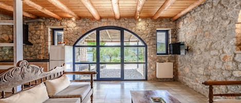 Huvila, 5 makuuhuonetta, yksityinen uima-allas, vuoristonäköala | Olohuone | Takka