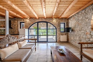 Villa, 5 habitaciones, alberca privada, vista a la montaña | Sala de estar