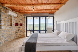 5 bedrooms, free cots/infant beds, bed sheets - Petritis Villa (Agios Vasileios)