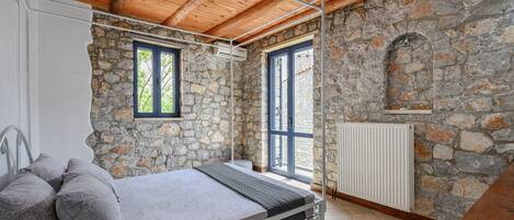 5 chambres, lit de bébé (gratuit), literie fournie