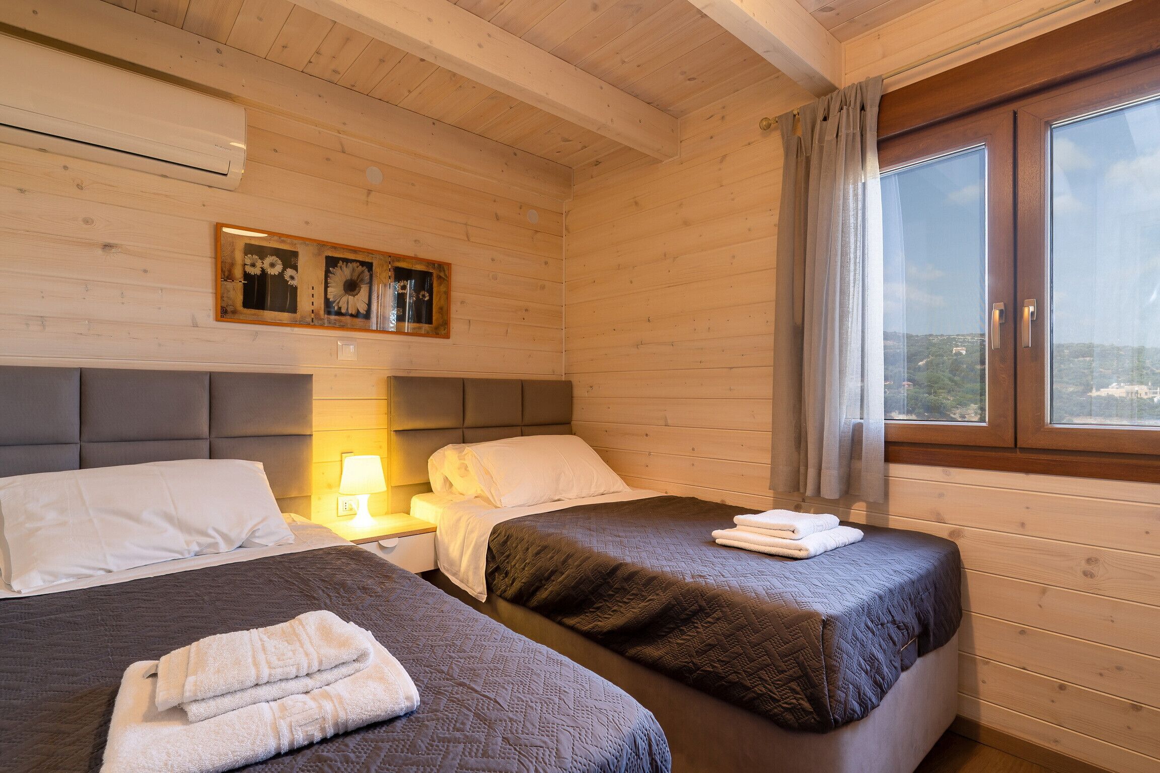 2 Schlafzimmer, kostenlose Babybetten, Bettwäsche