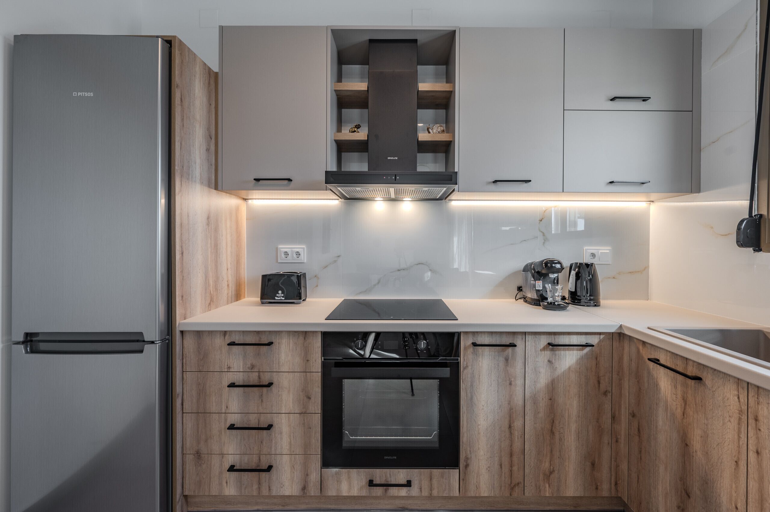 Four à micro-ondes, lave-vaisselle, cafetière-théière, chaise haute