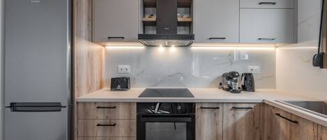 Four à micro-ondes, lave-vaisselle, cafetiÚre-théiÚre, chaise haute