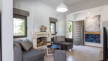 Villa, 4 habitaciones, piscina privada, vistas a la montaña | Sala de estar | Una chimenea