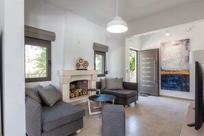 Villa, 4 habitaciones, piscina privada, vistas a la montaña | Sala de estar | Una chimenea