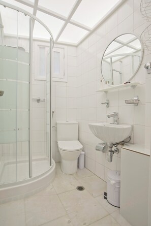 Shower, hair dryer, towels, soap - Alex Guesthouse Stylish Studio near the Sea (Pireas)