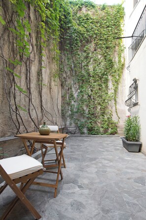 Outdoor dining - Alex Guesthouse Stylish Studio near the Sea (Pireas)