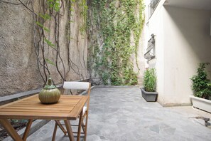 Outdoor dining - Alex Guesthouse Stylish Studio near the Sea (Pireas)