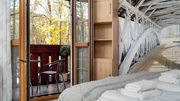 Planxa i posts de planxar, un bressol de viatge, wifi i roba de llit