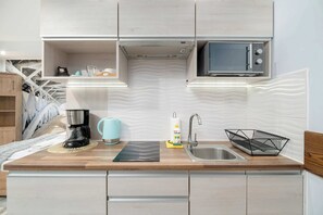 Frigorífico, microondas, placa de cocina y cafetera o tetera