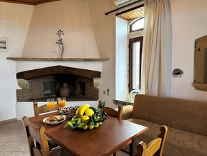 In-room dining - Afroditi 4 Villa (Mylopotamos)