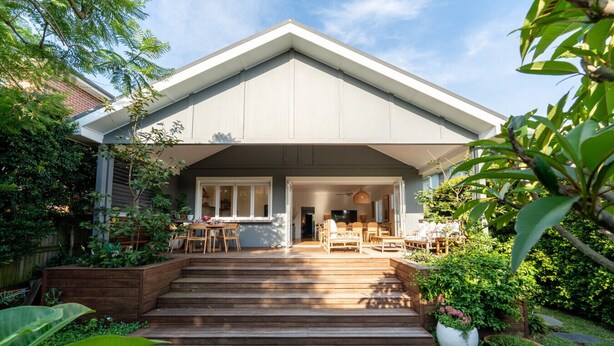 A modern house with a covered patio, a dining area, and a well-maintained garden. - Tranquil & Spacious Parkside Retreat in Willoughby (Willoughby East)