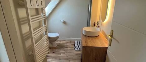 Douche, sĂšche-cheveux, serviettes fournies, savon