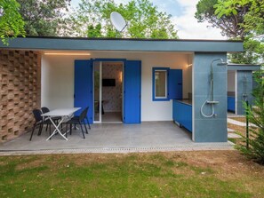 Outdoor dining - Tiny House by Interhome (Bibione)