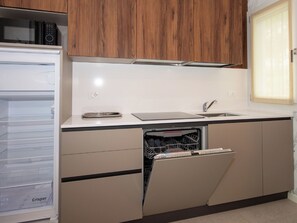 Fridge, microwave, dishwasher, cookware/dishes/utensils - Tiny House by Interhome (Bibione)