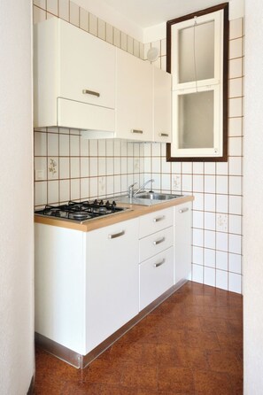 Refrigerador, microondas y utensilios de cocina 