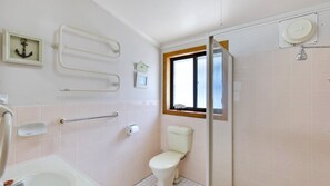 Shower - Upper Oceanside, TOP NOTCH (AVOCA BEACH)