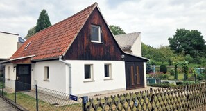 Exterior - Experience feel-good moments in the Gera-Frankenthal vacation home. (Gera)