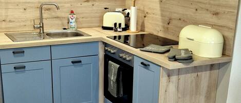 Jääkaappi, uuni, liesi, astianpesukone