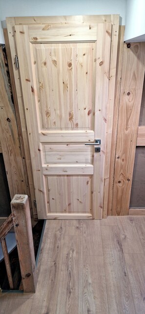 A wooden door with a handle and a small window. - Enjoy moments of relaxation at the Gera-Frankenthal vacation home. (Gera)