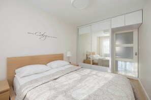 3 bedrooms, iron/ironing board, travel cot, WiFi - Cozy Apartment for 6 Persons | Close to Młociny Subway Station (Warszawa)