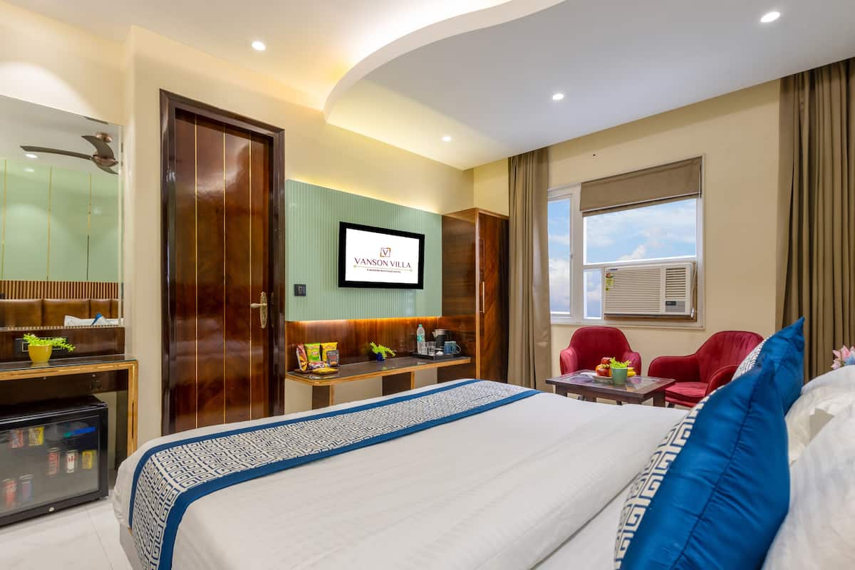 Superior Triple Room | Desk, laptop workspace, iron/ironing board, free WiFi