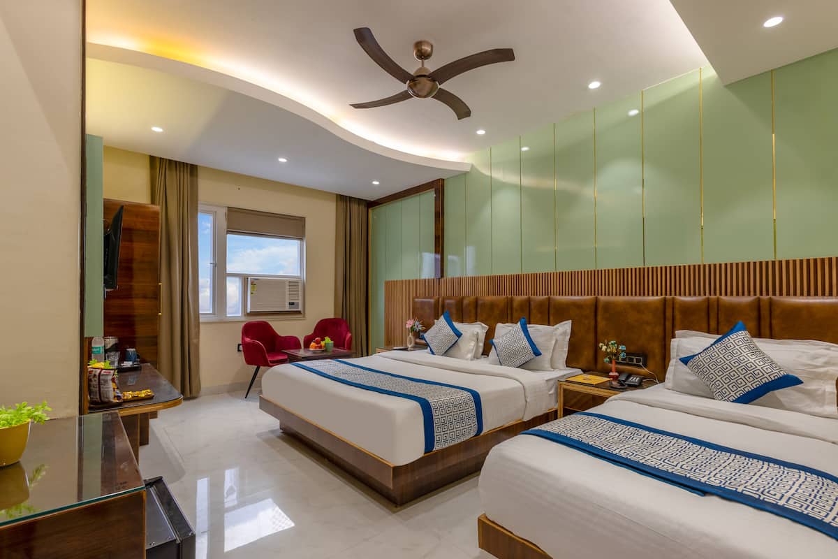 Superior Quadruple Room | Desk, laptop workspace, iron/ironing board, free WiFi