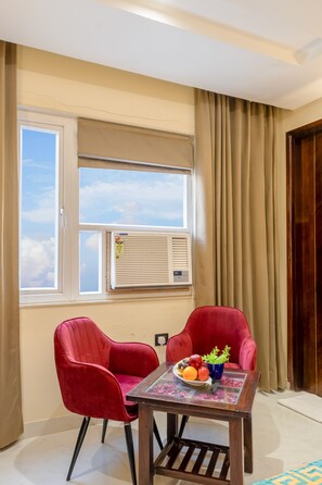 غرفة ديلوكس مزدوجة - منظر للمدينة | مكتب ومساحة عمل للكمبيوتر المحمول ومكواة/لوح كي وواي فاي مجانًا