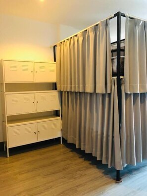 Delad sovsal - Deluxe - balkong - utsikt mot staden | Interiör