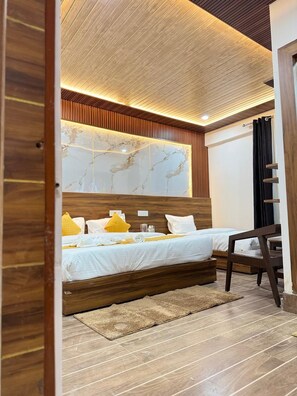 Un dormitorio moderno con cabecera de madera, una pared decorativa de mármol y piso de madera.