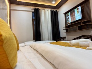 Triple Room | Rollaway beds, free WiFi, bed sheets