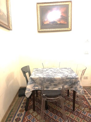 Dining - Private room for female student only, shared with female host Rome Piazza Navona (Roma)