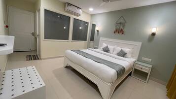 Deluxe Room | Desk, laptop workspace, free WiFi, bed sheets