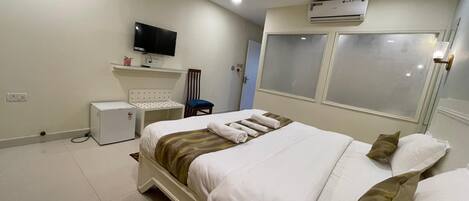 Deluxe Room | Desk, laptop workspace, WiFi (free), bed sheets