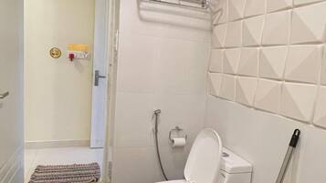 Deluxe Room | Bathroom | Free toiletries, towels, soap, shampoo