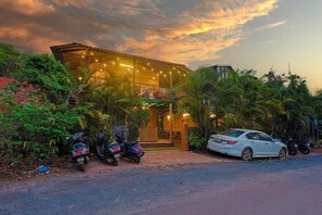 Front of property - Hotel Solmere (Ashvem)