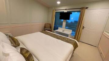 Executive Room | Desk, laptop workspace, free WiFi, bed sheets